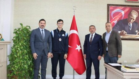 Topkapı Sur Okulları Sporcu ve Yöneticileri İlçe Milli Eğitim Müdürü Hüseyin Erdoğan’ı Ziyaret Etti