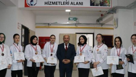 Kütahya İl Milli Eğitim Müdürü Hasan Başyiğit, Antalya Gastro Festivali’nde En Fazla Madalya Kazanan Liseyi Ziyaret Etti