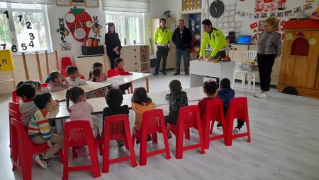 Finike İlçe Emniyet Müdürlüğü’nden 50. Yıl Anaokulu Öğrencilerine Trafik Eğitimi