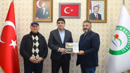 Dr. Öğr. Üyesi Okan Özbakır’dan Rektör Prof. Dr. Mehmet Hakkı Alma’ya Kitap Takdimi