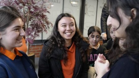 Learn and Speak Cafe: Gençlere İngilizce Eğitimi