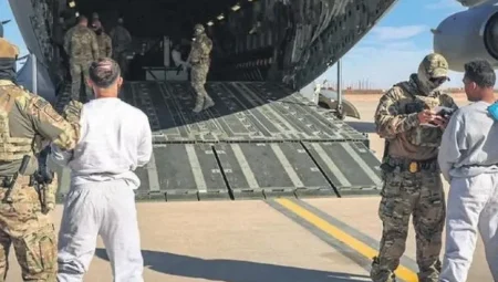 Pentagon’dan tartışmalı video: Göçmenler zincirlerle Guantanamo’ya taşındı