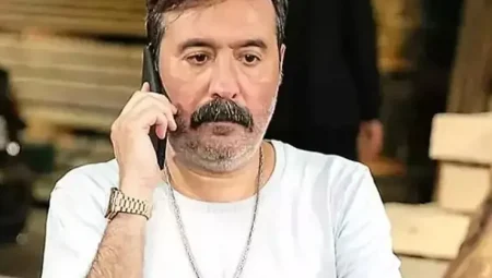 Mustafa Üstündağ, sosyal medya paylaşımıyla gündemde! Ünlü oyuncunun hayatı ve kariyeri merak ediliyor
