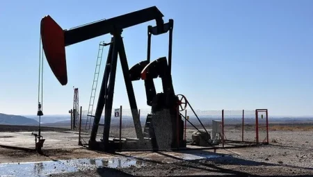 IEA, küresel petrol talebi tahminini günlük 1 milyon 100 bin varil artırdı