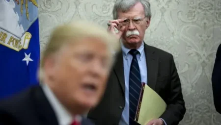 Trump’ın Eski Güvenlik Danışmanı John Bolton’dan Putin Yorumları: “Keyiften Votkayı Şişeden İçiyor”