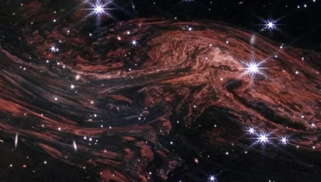 James Webb, Yıldızların Karbon Tozlarını Uzaya Nasıl Yaydığını Ortaya Çıkardı