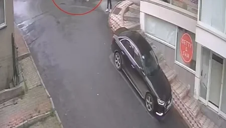 Arnavutköy’de sokak ortasında acımasızca dayak anı güvenlik kamerasında