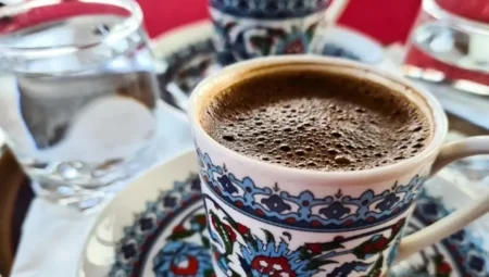 Türk Kahvesinin Yanında Su Neden İkram Edilir? Gerçek Nedeni Şaşırtacak!
