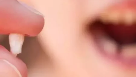 Rüyada Diş Düşmesi: Güç Kaybı, Kaygılar ve Ailevi Mesajlar