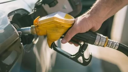 Araç sahiplerine müjde: Motorine bu gece yarısından itibaren indirim geliyor