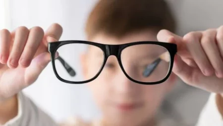 Miyop Olma Nedenimiz: Genetik mi, Çevresel mi?