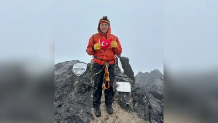 Türk Dağcılar Carstensz Piramidi’nde Zafere Ulaştı: Üç Kişiyi Kurtardılar