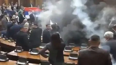 Sırbistan parlamentosunda kaos: Sis bombaları atıldı, milletvekili felç geçirdi