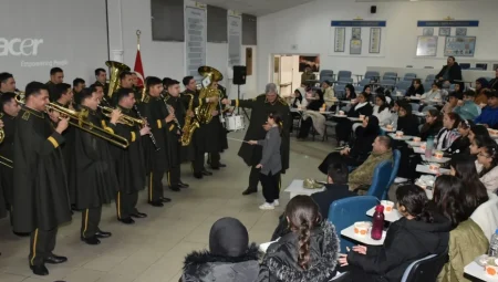 Mehmetçik ile Bir Gün Projesi kapsamında öğrenciler kışlalarda ağırlandı