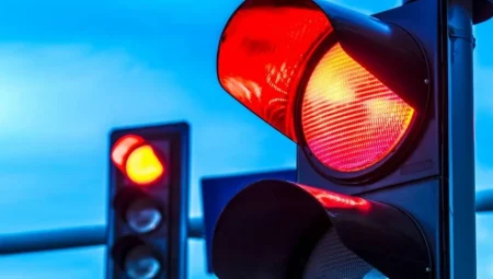 Kırmızı Işıkta Israr Eden Sürücüler İçin Yeni Ceza: Ehliyetler İptal Edilecek