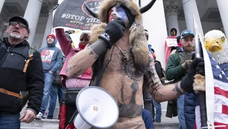 Toplumsal Kimlik Krizi ve Batı ile İslam Dünyası Arasındaki Farklar