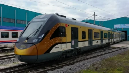 Gaziray’a Yerli ve Milli Banliyö Tren Seti Teslim Edildi