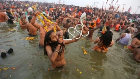 Hindistan’da Dilek Tutmak İçin Suda Yürüyen Binlerce İnsan: Geleneksel Ritüel