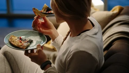 Televizyon Karşısında Yemek Yeme Alışkanlığı Beyni ve Metabolizmayı Nasıl Etkiliyor?