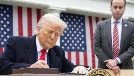 Trump’tan Çin’e ticaret resti: ‘Gümrük vergileri derhal yüzde 125’e çıkarılıyor’