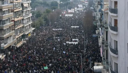 Yunanistan’da binlerce kişi sokaklara indi: Ulaşım durdu, talepler net