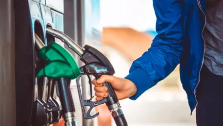 Akaryakıtta Peş Peşe İndirimler: Benzin Fiyatı 2 Günde 3 Lira 30 Kuruş Düştü