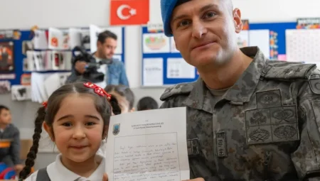 Askerden Mektup Alan Miniklerden Duygusal Anlar: 12 Bin Çocuğa Cevap Geldi