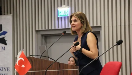 Atıklardan Sanata Yolculuk: Elif Kılıç’tan Anadolu Mitolojili Sıfır Atık Kostümler