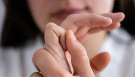 Parmak Çıtlatmak Eklemlere Zarar Veriyor Mu? Uzmanlardan Ezber Bozan Açıklama