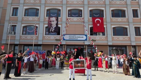 Sultan Alparslan Ortaokulu’nda 23 Nisan Coşkusu: Öğrencilerden Şiir, Müzik ve Dansla Dolu Anlamlı Kutlama