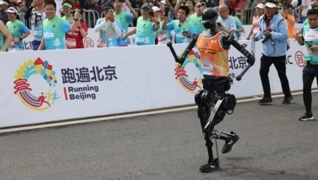 İnsansı robotlar ilk kez insanlarla aynı maratonda yarıştı: Fark dakikalarla değil, saatlerle ölçüldü