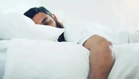 Yanlış pozisyonda uyumak omurgayı çökertiyor: Uzmanlardan sol tarafa yatın uyarısı!