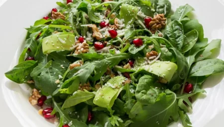 Formuna Dikkat Edenlerin Favorisi Olacak: Beyaz Peynirli Roka Salatası Tarifi Şimdi Sofralarda