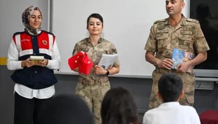 Van’da Jandarma Ekipleri 64 Binden Fazla Öğrenciyle Birebir Temas Kurdu