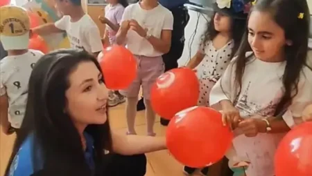 Ağrı’da Polis Ekipleri Karne Gününde Öğrencilerin Sevincine Ortak Oldu