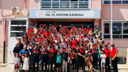 Aydın’da Jandarmadan Tatil Sürprizi: Hem Bilgilendirdiler Hem Sevindirdiler