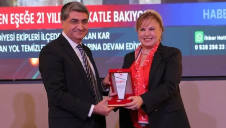 Sanem Arıkan, Merhamet ve Emek Ödül Töreni’nde Konuştu: ‘Onlarca Ödül Aldım Ama Bu Ödül Yüreğimi Titretiyor’