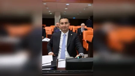 İYİ Parti İstanbul Milletvekili Burak Akburak: ‘Bir baba çocuğu kazanmasın diye dua ediyor, Türkiye’nin gücü gençlerinin hayal kurabildiği bir gelecekten gelir’