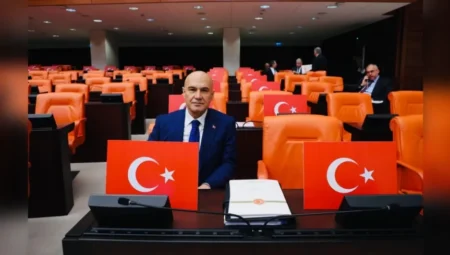 İYİ Parti Grup Başkanvekili Turhan Çömez: ‘Turizm kan ağlarken bakan 1,5 milyar liralık yatla Yunan sularında keyif yapıyor’
