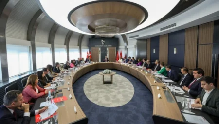 CHP’li üç büyükşehir belediye başkanının gözaltına alınması sonrası MYK acil toplandı