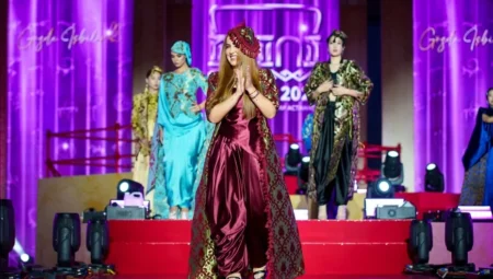 Gözde İşbilir Aktau’daki Defilede Geleneksel Türk Kıyafetlerini Modern Yorumla Buluşturdu