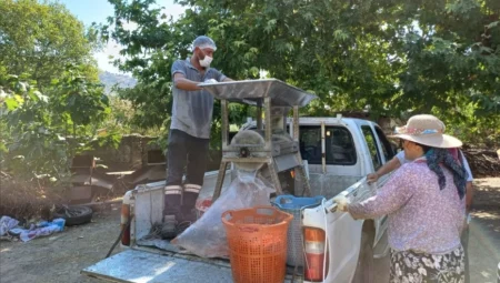 Efes Selçuk’ta Salça Sıkım Makinesi Yeniden Sahada: Kadınların Kış Hazırlığına Destek Sürüyor