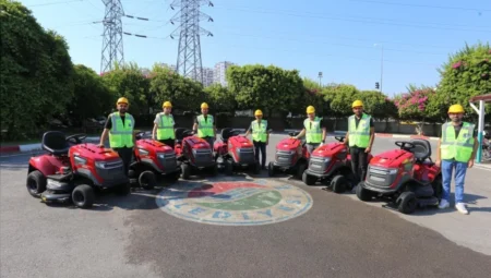 Kepez Belediyesi, Yeşil Alanların Bakımı İçin Araç Filosunu 8 Yeni Traktörle Güçlendirdi