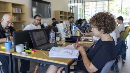 Mersin Büyükşehir’in okuma salonları yaz tatilinde de gençlerin buluşma noktası oldu