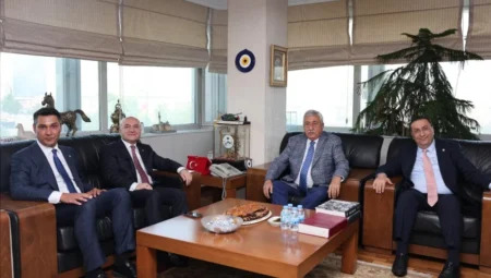 İYİ Parti heyeti, TESK Başkanı Palandöken ile esnafın sorunlarını görüştü