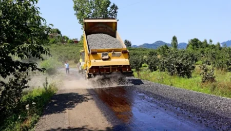 Ordu’nun Akkuş ilçesinden Samsun’a uzanan grup yolunda asfalt tamamlanıyor
