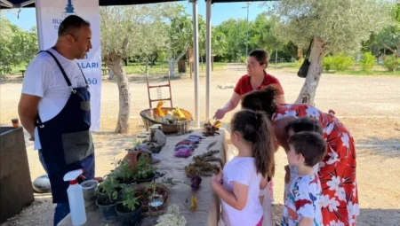 İzmir’de anaokulu öğrencileri domatesin yolculuğunu toprakta öğrendi