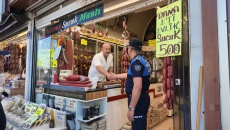 Büyükşehir Zabıtası’nın seyyar ve dilenci denetimleri esnafla dayanışmaya dönüştü
