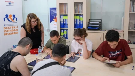 Nöroçeşitli gençlere istihdam köprüsü: İŞ İN programı İzmir’de ikinci grup eğitimlerine devam ediyor