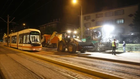 Eskişehir’de 21 cadde gece çalışmalarıyla yenilendi, 28 bin ton asfalt serildi